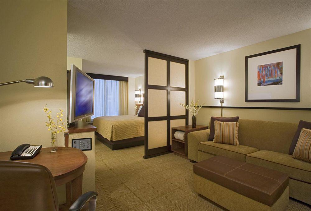 Hyatt Place Detroit/Livonia Room photo