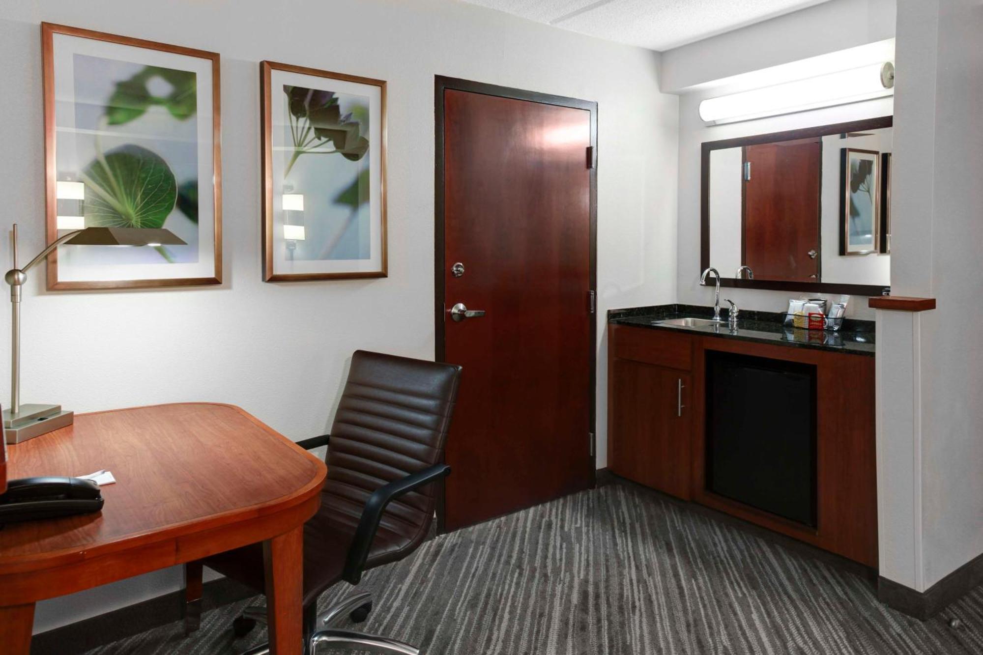 Hyatt Place Detroit/Livonia Exterior photo