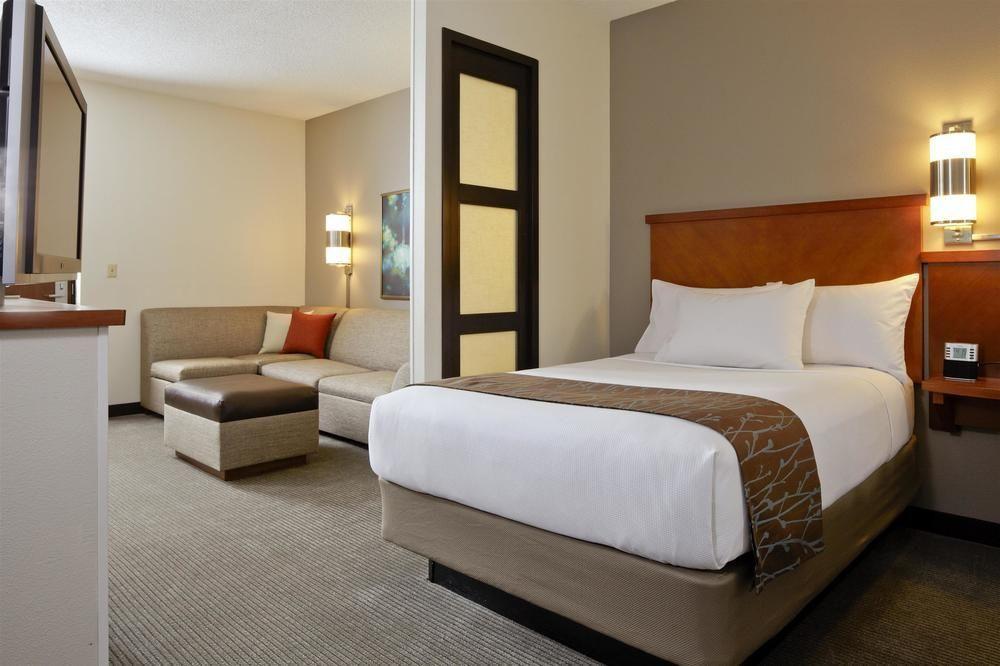 Hyatt Place Detroit/Livonia Exterior photo